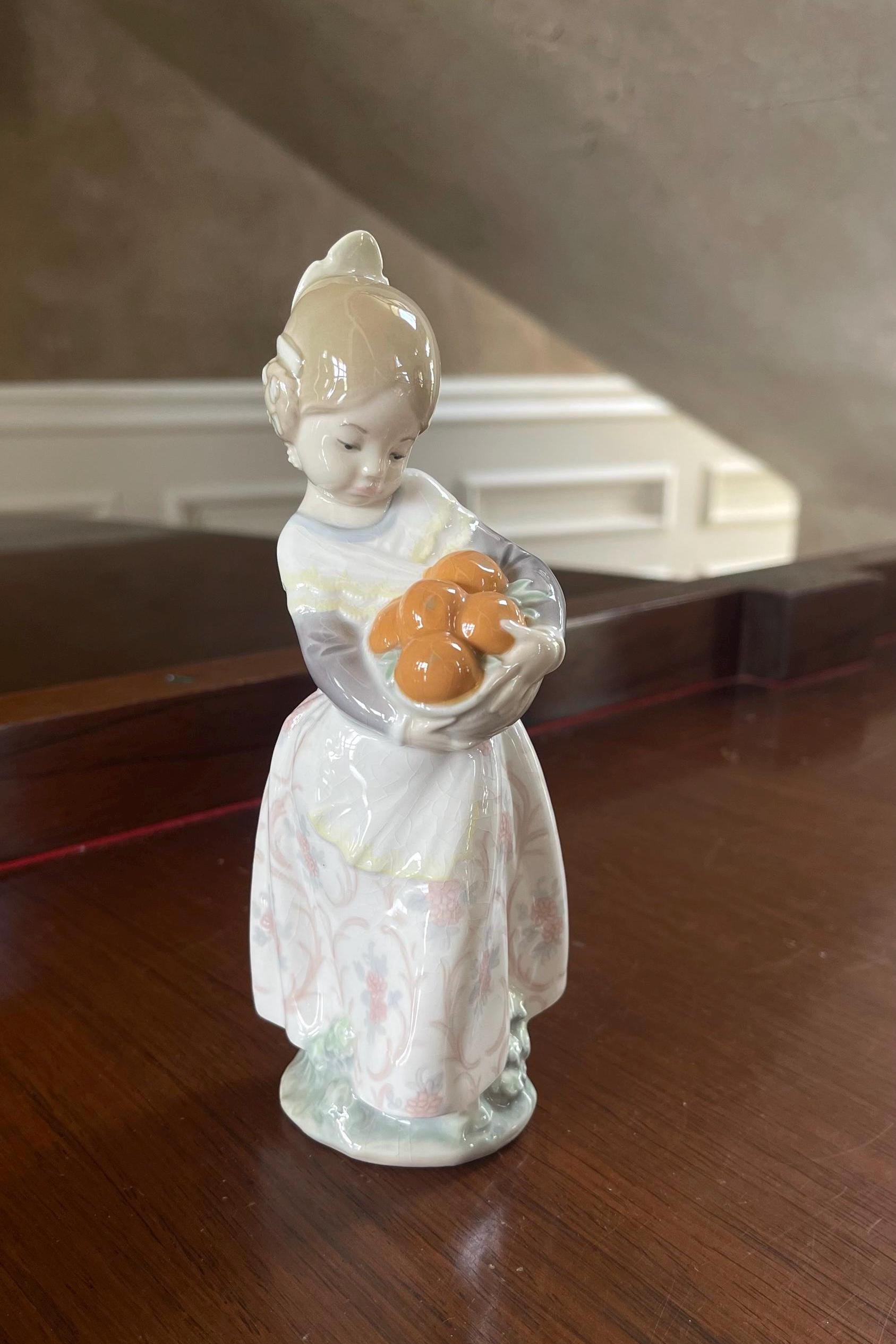 Lladro Retired 7” Valencian Girl With Basket of Oranges Fruit