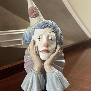 Lladro “Jester” Clown 5129 With A Party Hat 12” Tall Mint Condition