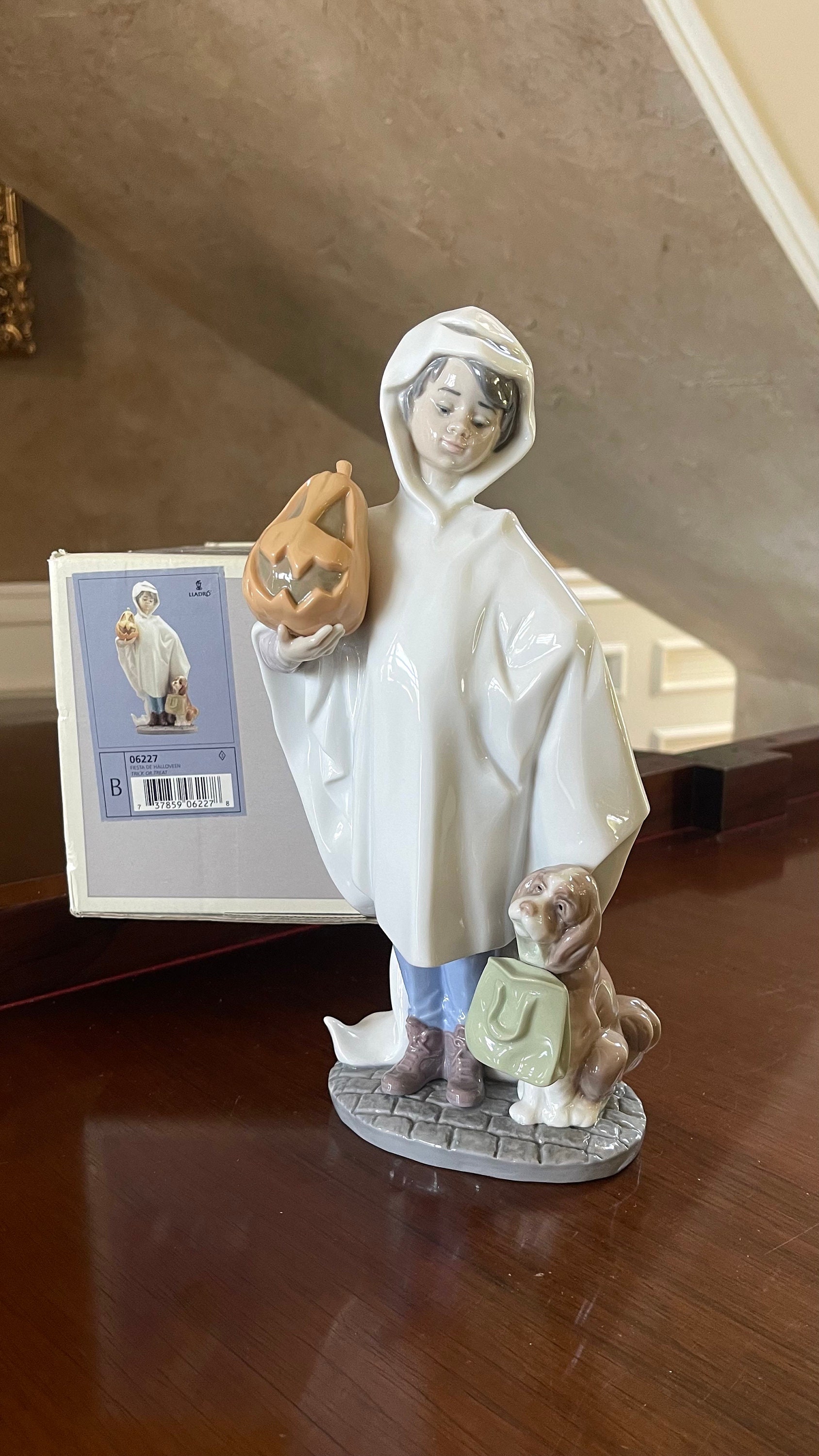 Lladro “trick or Treat” 6227 Porcelain Halloween Figurine Lladro “trick or Treat” 6227 Porcelain Halloween Figurine