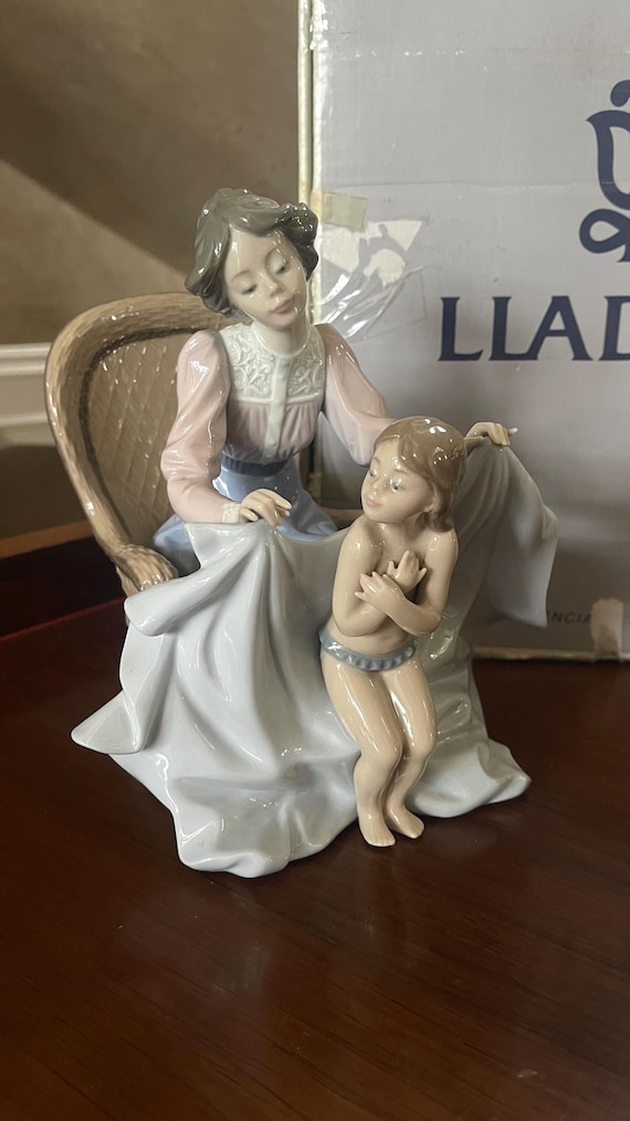 Lladro “mommy, It's Cold” 5715 Porcelain Figurine Mint Condition