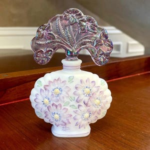 Fenton New Century Collection Satin Glas Handbemalte Puffy Blumen Parfüm Flasche mit Purple Karneval Glass Dabber
