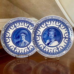 Pair Wedgwood Queen Elizabeth and Queen Elizabeth ll Collector Plates
