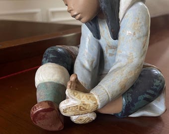 リヤドロ イヌイット エスキモー「冷たい足の少女」#2157 磁器