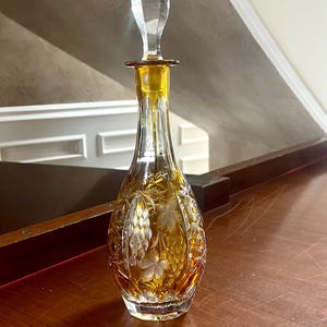 Puede incluir: Un letrero de madera rústico con el texto "Welcome to our home" en letras blancas. El letrero presenta un acabado envejecido y un diseño simple y acogedor, ideal para la decoración de la puerta principal.