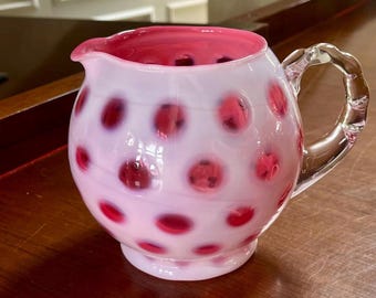フェントン クランベリー コインドット花瓶：フリルエッジの乳白色