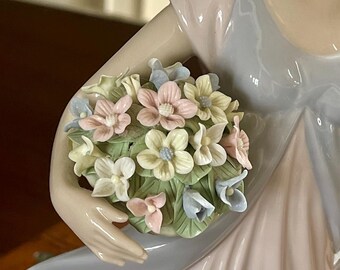 ナダル作「花を持つ美しい女性」13インチ磁器置物（スペイン製