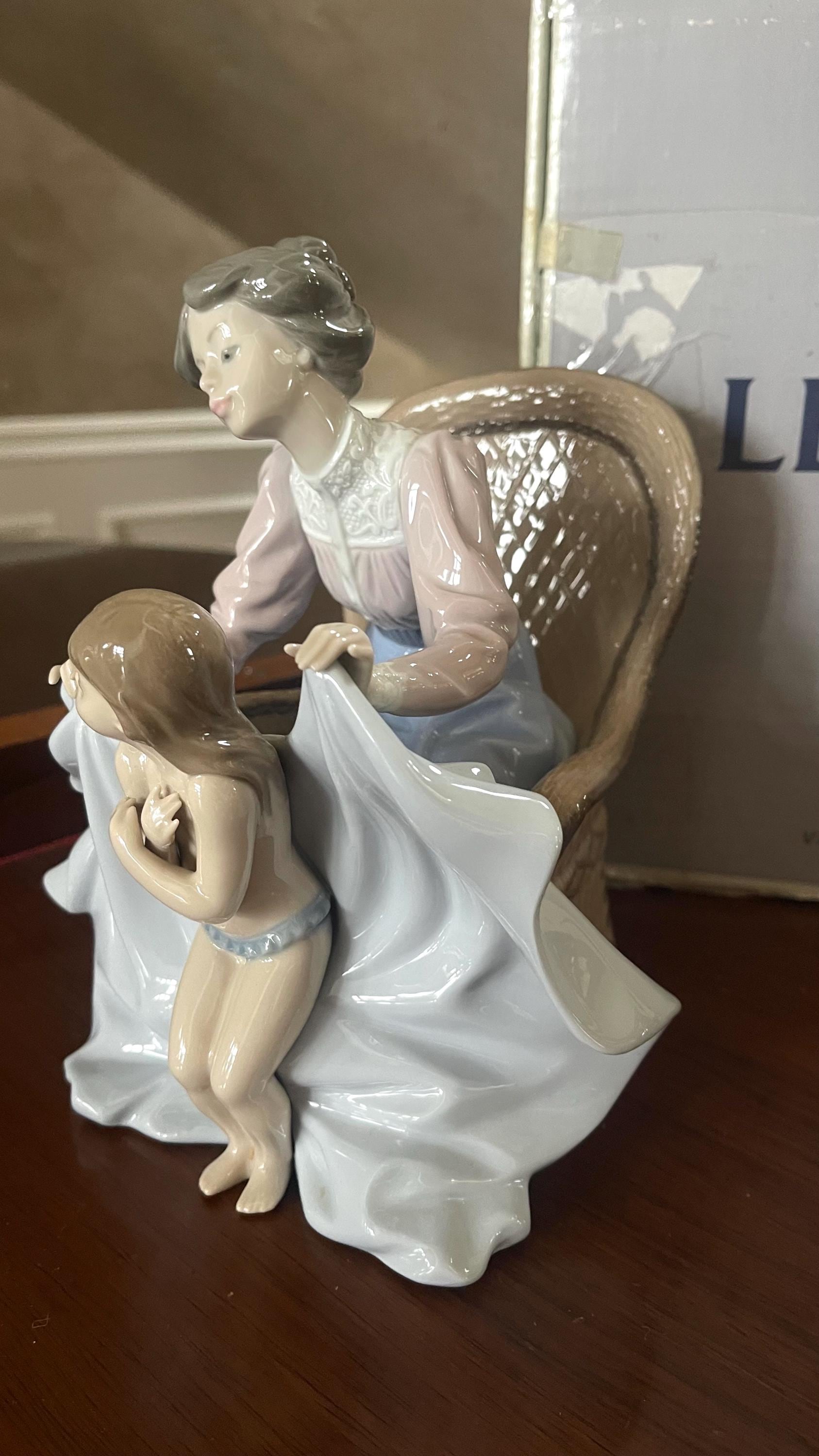Lladro “mommy, It's Cold” 5715 Porcelain Figurine Mint Condition