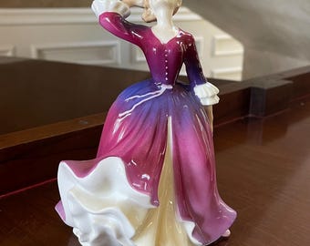 ロイヤルドルトンの人形 ボーンチャイナ製 ヒラリーまたは、スイートローズ。 ロイヤルドルトン社のアンティーク陶花、ボーンチャイナの卓上花(m