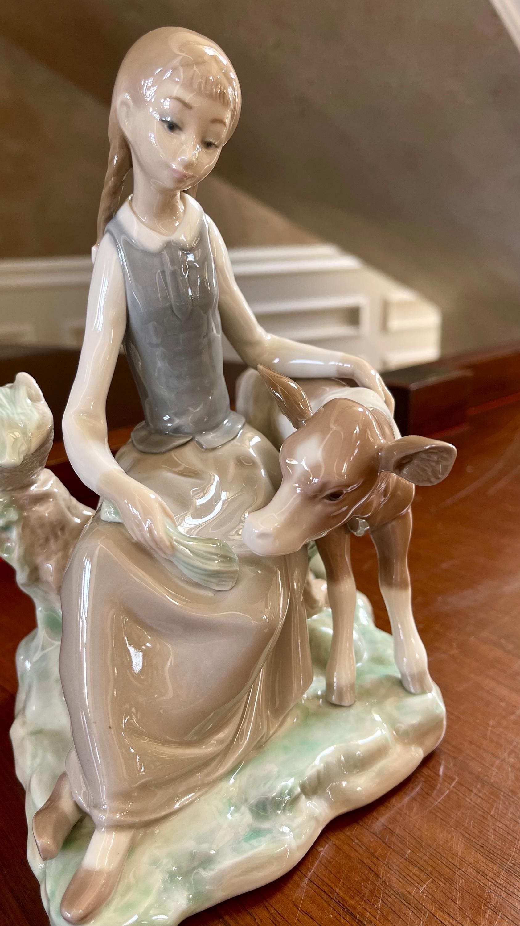 リヤドロ 子牛を抱く少女 #4813 磁器の置物 廃盤 - Etsy 日本