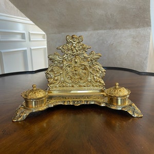 Tinteiro de latão ornamentado; porta-cartas de latão; decoração de mesa
