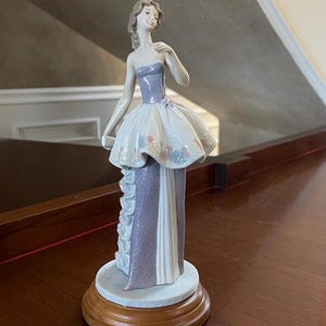 Lladro “Grand Entrance ” 5857 Porcelain Figurine Mint Condition With Base