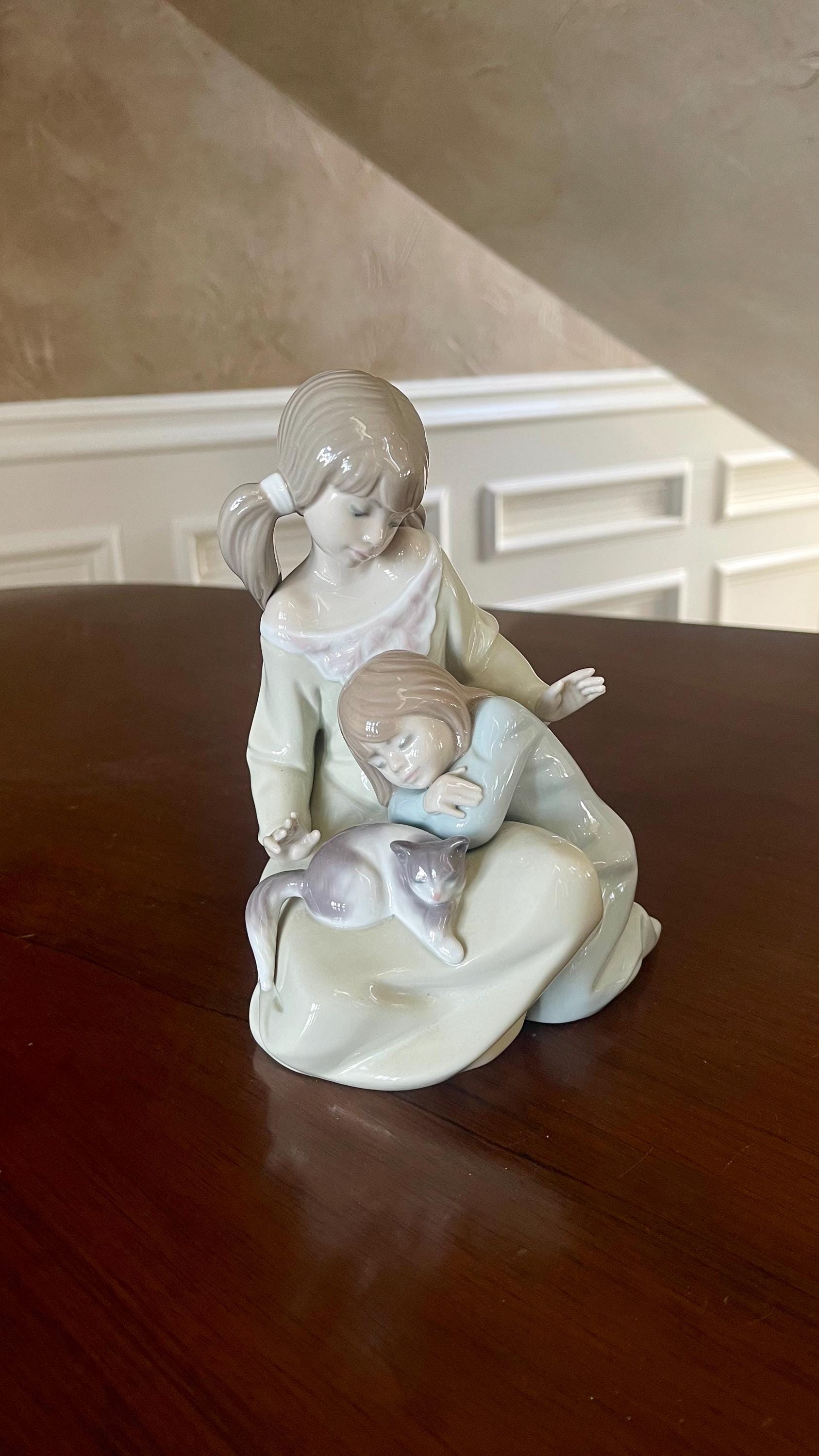 「リヤドロ（LLADRÓ）」の「リトルシスター（Little Sister）」 Lladro “little Sister” 1534 Porcelain Figurine Mint Condition