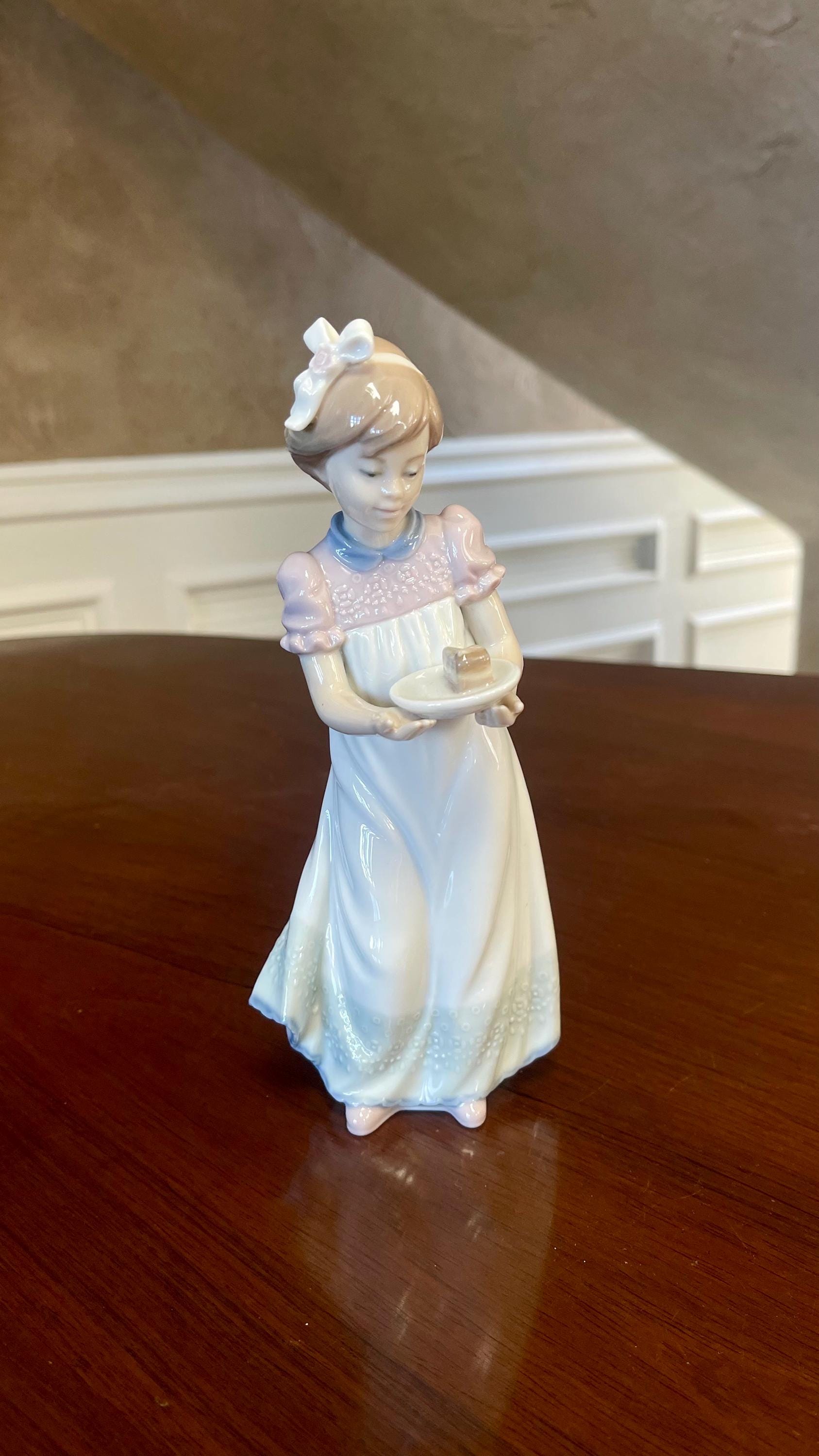 Lladro Birthday Girl With Cake #5429 Porcelain Figurine Mint