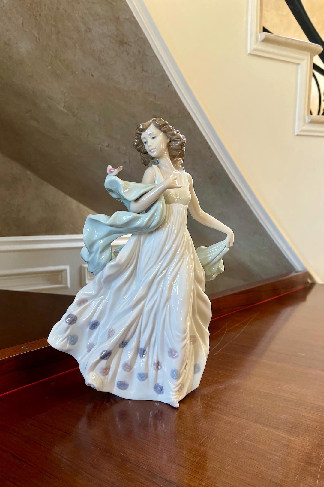 リヤドロ　LLADRO　 夏のセレナーデ 6193 Summer Serenade Woman Figurine | Lladró® USA