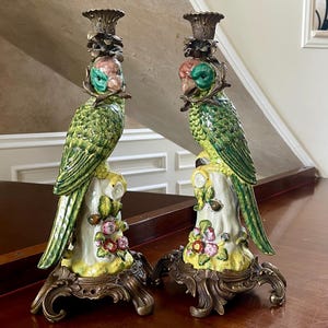 Par de castiçais de bronze Ormolu e papagaio de porcelana pintada à mão; Par de pássaros