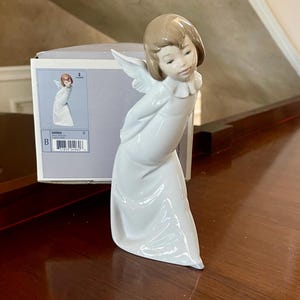Lladro “Curious Angel” 4960 Porcelain Figurine Mint Condition In Original Box