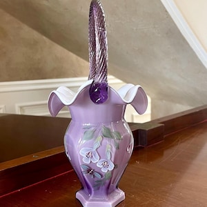 Hervorragender 10,5-Zoll-handgemalter Libellenkorb aus Fenton Purple-Überfangglas; Fenton Handbemalter Korb
