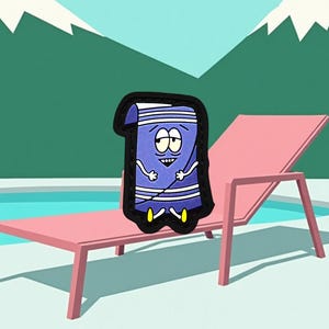 Peut inclure: Une serviette de bain de dessin animé bleue et blanche avec un visage est assise sur une chaise longue rose au bord d'une piscine. La piscine est entourée de collines vertes et de montagnes enneigées.