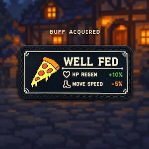 Peut inclure: Un écusson rectangulaire noir avec un pixel art représentant une part de pizza jaune et le texte "WELL FED". Sous le texte, une icône de cœur blanc est suivie de "HP REGEN +10%" en vert, et une botte blanche de "MOVE SPEED -5%" en orange.