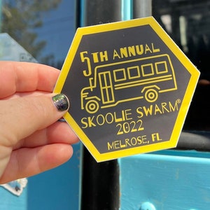 5º adesivo oficial anual do Skoolie Swarm (2022)