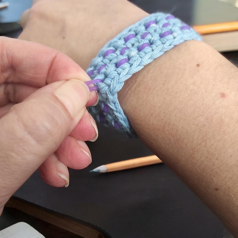 Picking bracelet Dermatillomania Habit switching Discreet purpose jewelry Sensory needs gift Busy hands ADHD Stimming Anxiety help Unisex custom color Blue purple Stress, tactile stretch