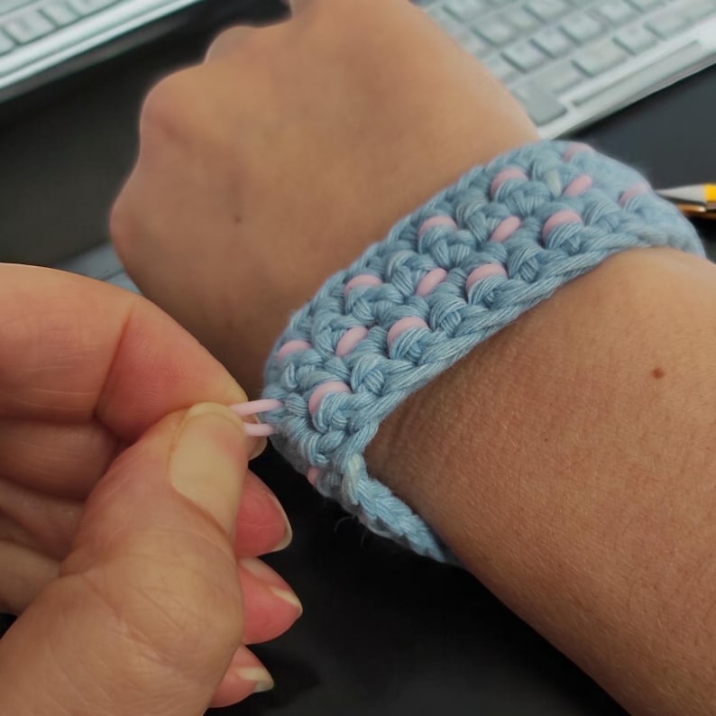 Picking bracelet Dermatillomania Habit switching Discreet purpose jewelry Sensory needs gift Busy hands ADHD Stimming Anxiety help Unisex custom color Blue purple Stress, tactile stretch