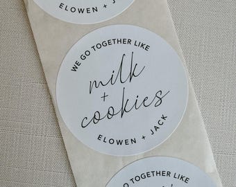 Puede incluir: Pegatinas redondas blancas con texto negro. El texto dice "We go together like milk + cookies" y "Elowen + Jack".