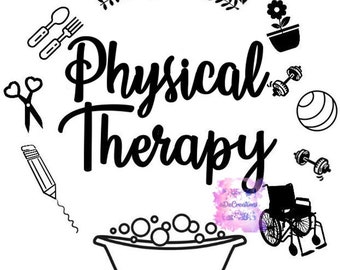 以下が含まれることがあります： 黒と白のイラストで、筆記体で「Physical Therapy」という言葉が書かれています。スプーンとフォーク、ハサミ、鉛筆、バスタブ、植木鉢、ダンベル、ボール、車椅子の線画が含まれています。