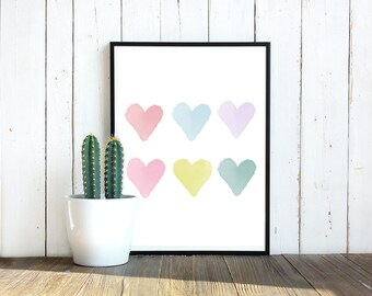 Puede incluir: Una impresión enmarcada con seis corazones de acuarela en diferentes colores pastel: rosa, azul claro, lavanda, rosa pálido, amarillo y verde claro.