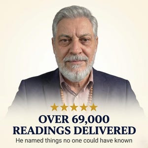 Puede incluir: Una persona mayor con cabello gris y barba, vistiendo un blazer azul oscuro y una camisa a rayas. Debajo de la persona, cinco estrellas doradas se muestran sobre el texto: OVER 69,000 READINGS DELIVERED. He named things no one could have known.
