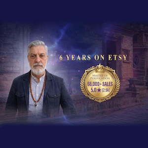 Può includere: Immagine di un uomo con barba grigia che indossa una giacca blu e una collana di perline. Il testo recita "6 ANNI SU ETSY" e un emblema dorato indica "MASTER OF PURIFICATION" con informazioni su vendite e valutazioni.