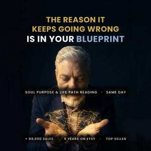 Puede incluir: Una persona mayor con cabello gris y barba viste un blazer oscuro. El texto dice: THE REASON IT KEEPS GOING WRONG IS IN YOUR BLUEPRINT. Debajo, el texto indica: SOUL PURPOSE & LIFE PATH READING, SAME DAY, + 69,000 SALES, 6 YEARS ON ETSY, TOP SELLER.