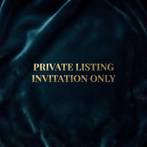 Puede incluir: Un fondo de tela de terciopelo verde azulado oscuro con el texto dorado PRIVATE LISTING INVITATION ONLY centrado en el medio. La tela tiene pliegues suaves y una textura afelpada que crea sombras sutiles en la superficie azul verdosa.