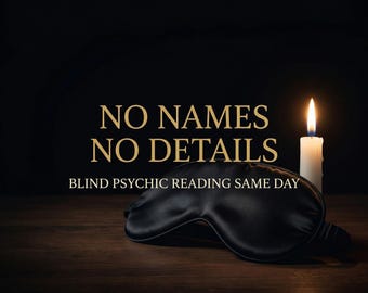 Puede incluir: Una máscara para dormir de satén negro descansa sobre una superficie de madera, con una vela blanca encendida a la derecha. El texto "NO NAMES NO DETAILS" está encima de "BLIND PSYCHIC READING SAME DAY". El fondo es oscuro.