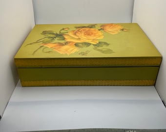 Boîte en bois avec charnières roses vintage, bordure en dentelle dorée à l'intérieur signée