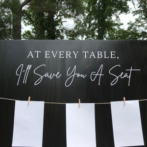 En cada mesa, te guardaré un asiento. Calcomanía para plano de asientos de bodas / Espejo para selfies, Ceremonia, Recepción, Acrílico, Madera