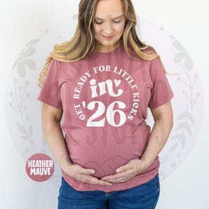 Prepárate para el pequeño Kicks en '26 SVG, Anuncio de embarazo PNG, Revelación de embarazo, Regalo para futura mamá, Próximamente embarazo PNG, Revelación de bebé
