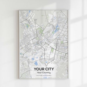 Può includere: Stampa di mappa incorniciata con una mappa dettagliata della città in tonalità di grigio e bianco, con accenti verdi e blu. Il testo "YOUR CITY" e "Your Country" è visualizzato in basso, insieme alle coordinate. La mappa è in una cornice bianca.