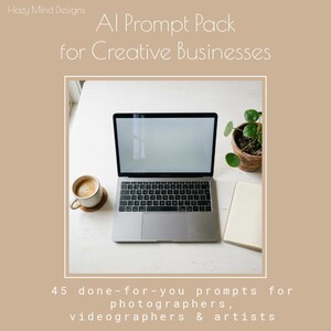 Op de afbeelding: Een laptop, koffiekopje, notitieboek en potplant staan op een wit oppervlak. Het laptopscherm is leeg. De tekst luidt "AI Prompt Pack for Creative Businesses" en "45 kant-en-klare prompts voor fotografen, videografen & kunstenaars."