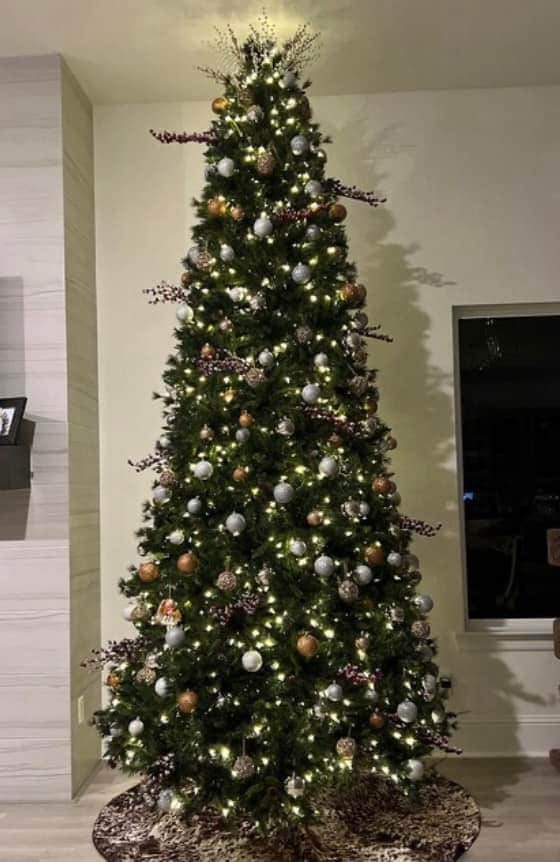 Paquete de 2 medias de Navidad blancas como la nieve con piel sintética,  calcetines de Navidad de felpa de 22 pulgadas con adornos colgantes  bordados