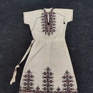 Stickerei, antike Stickerei, Kostüm, antikes Kostüm, griechische Stickerei, griechisches Kostüm, Kleid, Stickereikleid, griechisches Kleid, handgefertigtes Kleid