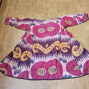 Antikes Textil, usbekischer Ikat, antik Ikat, usbekische Tracht, Ikatkleid, Seidenkleid