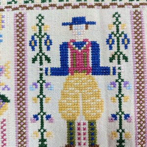 Stickerei, dekorative Stickerei, Tischdecke, handgemachte Tischdecke, Stickerei Tischdecke, Wohndekoration, Stickerei Textil