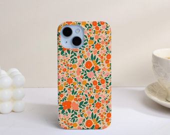 Puede incluir: Una funda para smartphone con un patrón floral repetitivo de flores naranjas, rosas y amarillas intercaladas con hojas de color verde oscuro sobre un fondo crema claro. La funda tiene un recorte para una cámara dual en la parte superior.