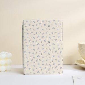 Blommigt collage Kindle Paperwhite-fodral med handrem