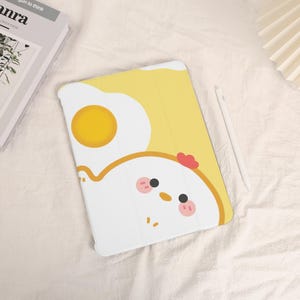 Cute Chick and Egg iPad Case, iPad Air 11&quot; 13&quot; 2025 2024 iPad Pro 13&quot; iPad Air 6 5 Pro 12.9&#39;&#39; 10.9&quot; 10.2&quot; 9.7&quot; iPad 10 mini 7 6 Case
