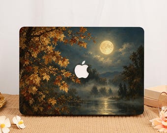 Könnte beinhalten: Eine Laptop-Hülle mit einer nächtlichen Landschaft, bei der ein Vollmond einen nebligen Fluss und einen Wald beleuchtet. Die Szene zeigt goldene Herbstblätter an Ästen im Vordergrund, wobei das weiße Apple-Logo in der Mitte des Displays zu sehen ist.