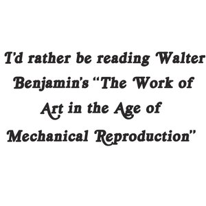 Puede incluir: Texto en fuente negra sobre fondo blanco que dice: "Prefiero leer a Walter Benjamin's "La obra de arte en la época de su reproductibilidad técnica""
