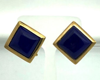 Può includere: Un paio di orecchini d'oro con accenti di pietre preziose blu quadrate.