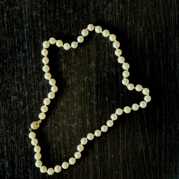Dainty strand of Japanese round cultured pearls - image 3